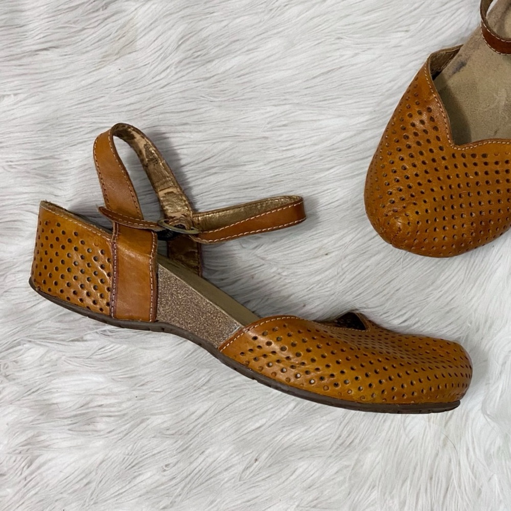L’Artiste Spring Step Tan Perforated Leather Lizzie Mary Jane Wedge Clogs